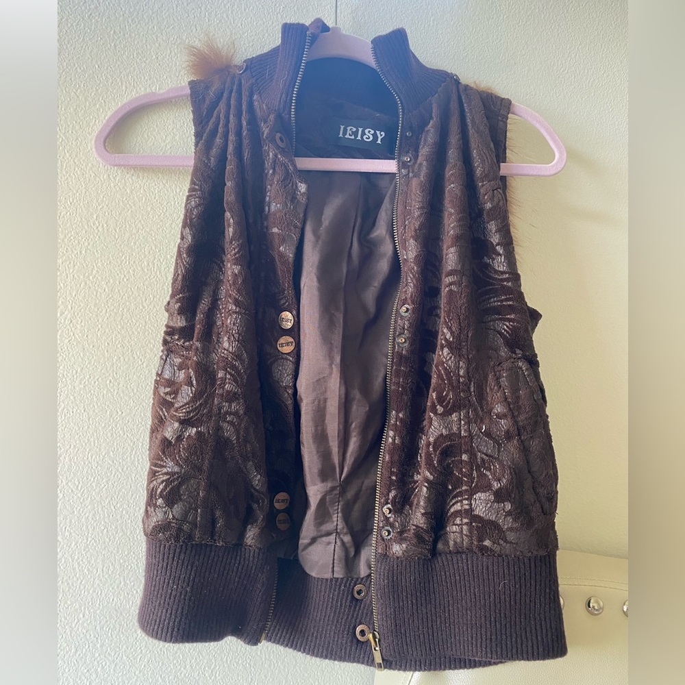 Sleeveless Jacket with fur hoodie